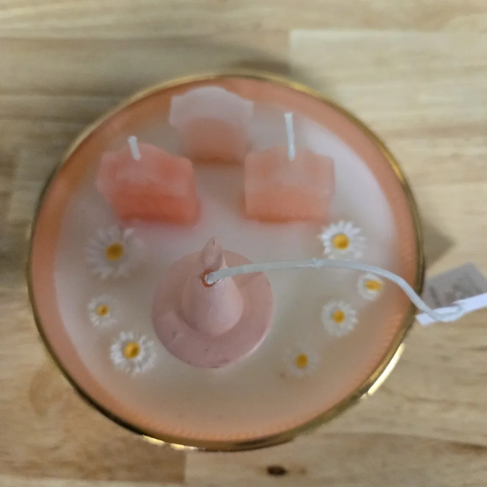 Cupcakes & Cashmere ghost Candle - Picture 4 of 4